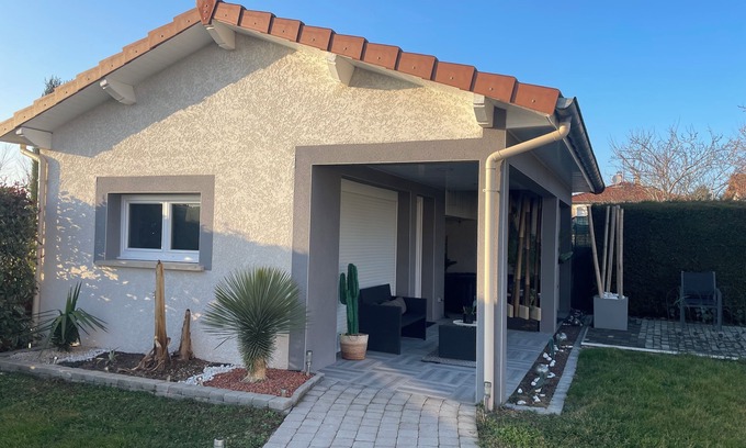 Coutouvre Apartment | Annex, haven of peace with spa in the countryside