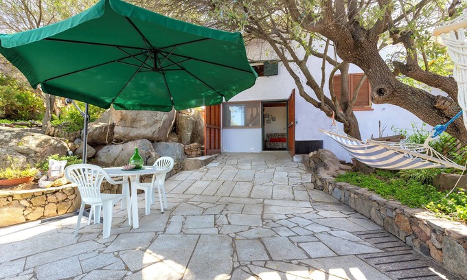 Paduledda Apartment | Apartment 'Monolocale' with Sea View, Private Garden and Air Conditioning