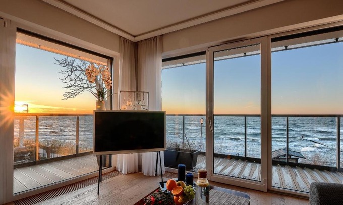 Ustronie Morskie Apartment | Apartament Szafirowy z BEZPOŚREDNIM WIDOKIEM na morze- Nadmorski Luksus Apartamenty