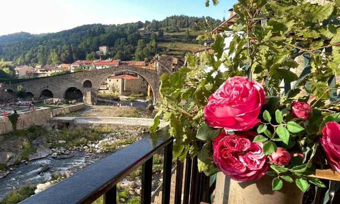 Camprodon Apartment | Apartamento colgante al río con vistas al puente