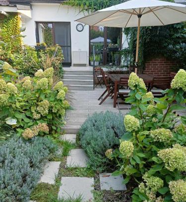 Ruzinov Apartment | Apartmán v záhrade