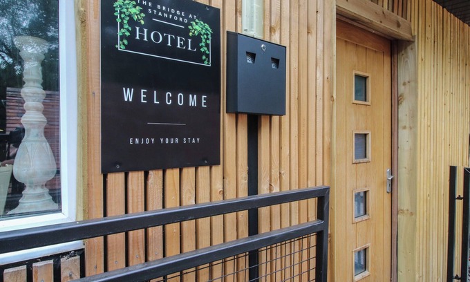 Great Witley Cottage | APARTMENT 1 THE BRIDGE AT STANFORD HOTEL in Great Witley