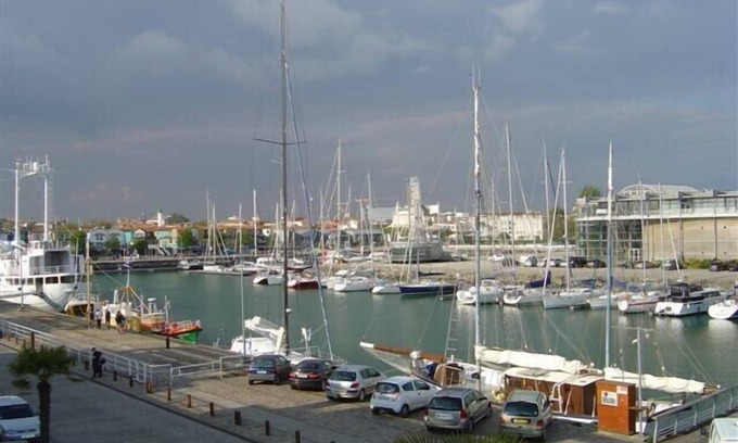 La Rochelle City Centre Apartment | Apartment 41 m2, with GARAGE, view of the port, aquarium area, near train station.