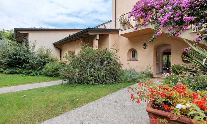 Puegnago del Garda Apartment | Apartment 'Ametista' with Shared Pool, Wi-Fi and Air Conditioning