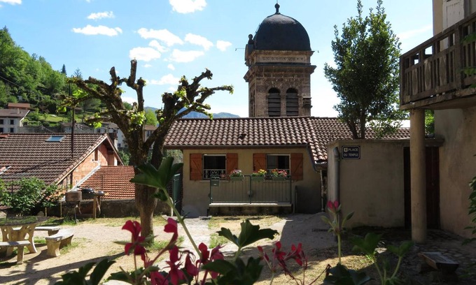 Pont-en-Royans Apartment | Apartment 'Au Bonheur Suspendu' with Private Terrace, Wi-Fi and Air Conditioning