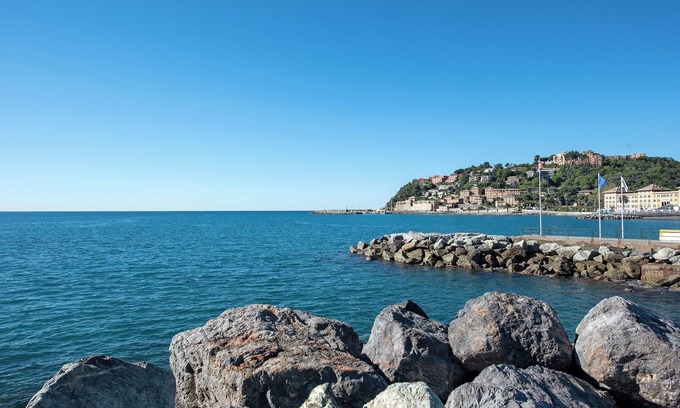 Arenzano Apartment | Apartment 'Casa Topazia' with Balcony, Wi-Fi and Air Conditioning