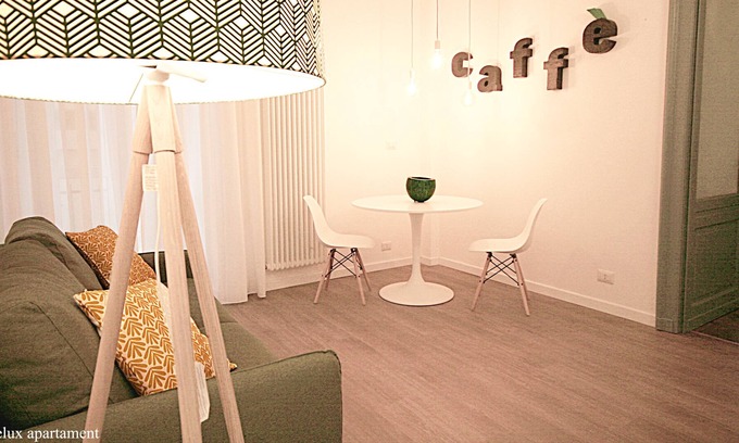 Parella Apartment | Apartment-Deluxe-Ensuite with Shower-Street View-Delux