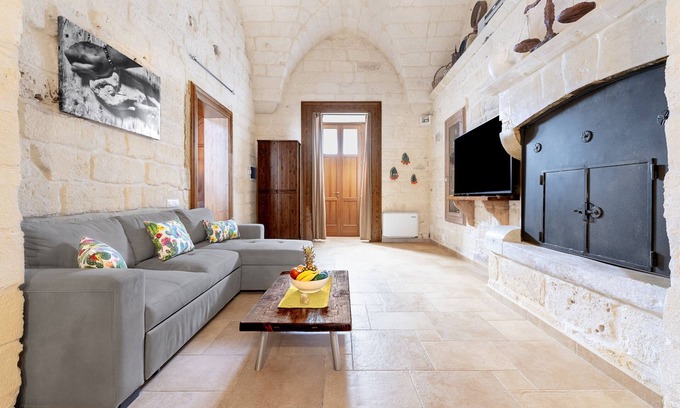 Melendugno Apartment | Apartment 'Dimora Elia' with Private Terrace, Wi-Fi and Air Conditioning