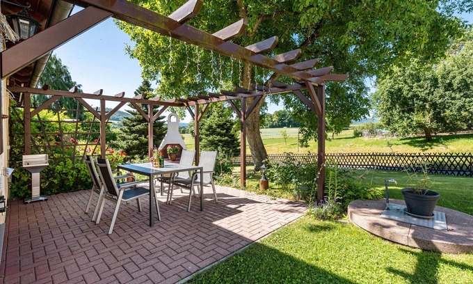 Hainewalde Apartment | Apartment 'Ferienwohnung Am Augusttal' with Mountain View, Private Terrace and Wi-Fi