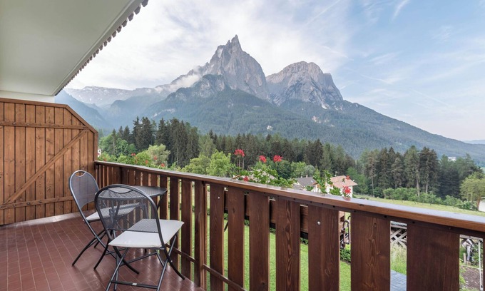 Castelrotto Apartment | Apartment “Haus Lohengrin - Ferienwohnung 1” with Mountain View
