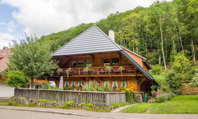 Spielweg Apartment | Apartment 'Haus Miriam' with Mountain View, Shared Garden and Wi-Fi