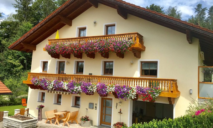 Neureichenau Apartment | Apartment 'Haus Peschl Fewo 1' with Shared Terrace, Shared Garden and Wi-Fi