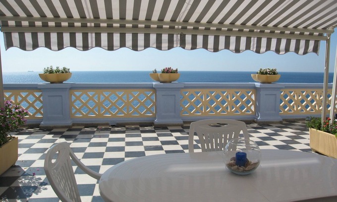 Santa Cesarea Terme Apartment | Apartment in a early '20s stately building with private access to the sea