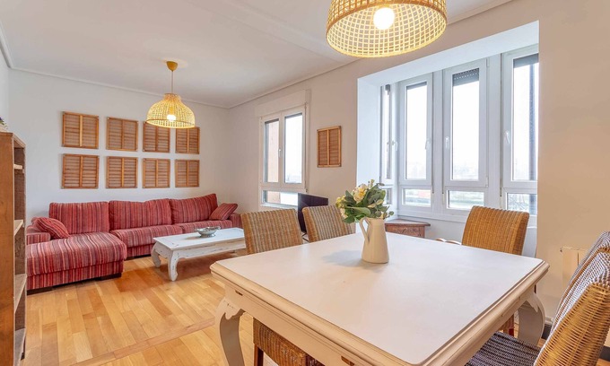 Erandio Apartment | Apartment in front of Bilbao River, next to metro