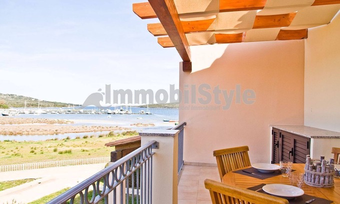 Porto Pozzo Apartment | Apartment with terrace and sea view