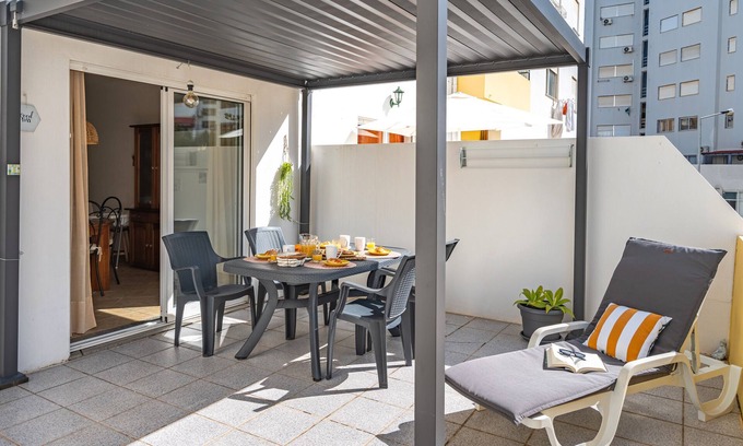 Praia da Rocha Apartment | Apartment 'Joana' with Shared Pool, Wi-Fi and Air Conditioning