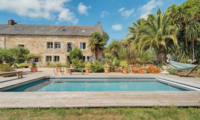 Plouer-sur-Rance Apartment | Apartment 'La Petite Hautière' with Shared Pool, Wi-Fi and Air Conditioning