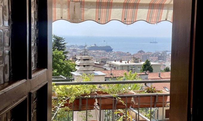 San Giovanni-Chiadino-Rozzol Apartment | Apartment 'Le Pergole' with Sea View, Wi-Fi and Air Conditioning