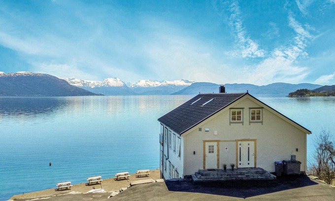 Strandebarm Apartment | Apartment located on the shore of Hardangerfjord with fantastic fjord view of Folgefonna glacier.