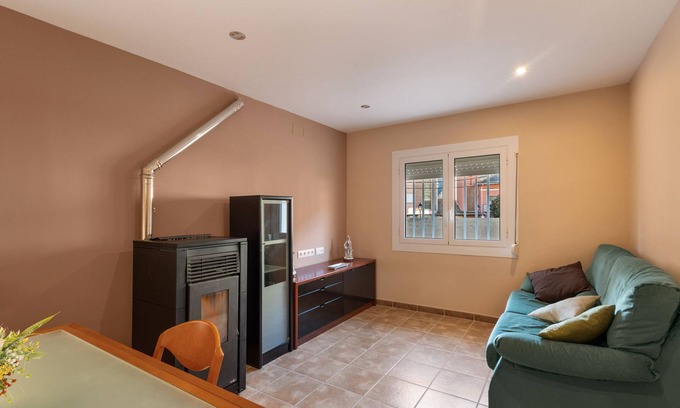 Cercs Apartment | Apartment 'Menvil' with Mountain Views, Private Terrace and Wi-Fi