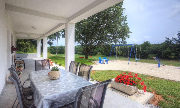 Valtura Apartment | Apartment mit großem Garten, Spielbereich