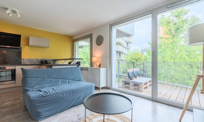 Lille Centre Ville Apartment | Apartment near metro with parking & balconies