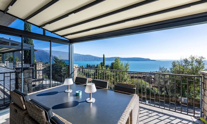 Pulciano Apartment | Apartment 'Residence Virgilio Blue' with Lake View, Wi-Fi and Air Conditioning