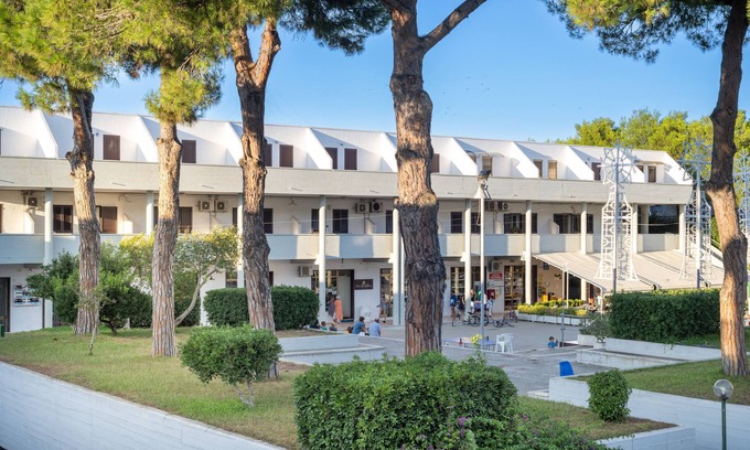 Conca Specchiulla Apartment | Apartment 'Rosso Tramonto' with Shared Terrace, Wi-Fi and Air Conditioning