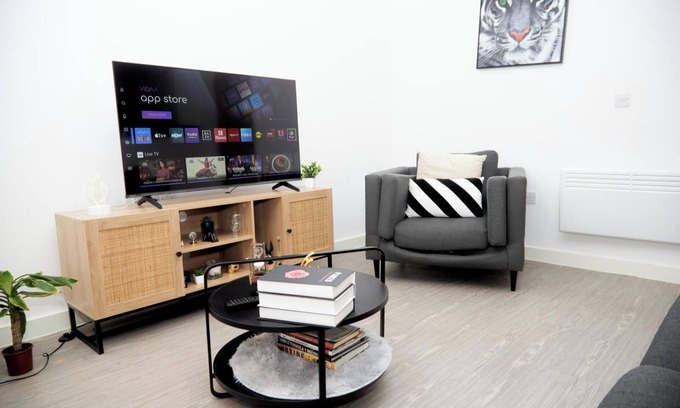 Salford Apartment | Apartment-Sleeps4-StreetParking-Balcony-Duplex