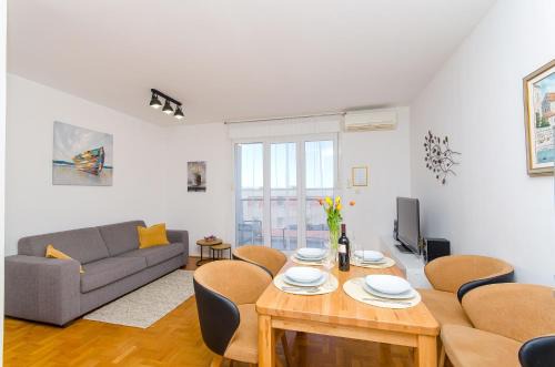 Znjan Apartment | Apartment Smile with secure private garage