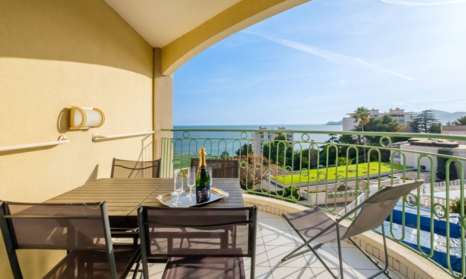 La Croix des Gardes Apartment | Apartment 'Sur La Mer' with Sea View, Shared Pool and Wi-Fi