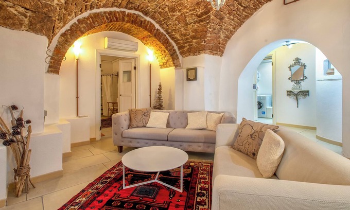 Chiaramonti Apartment | Apartment 'The Bar 2 Live In' with Wi-Fi