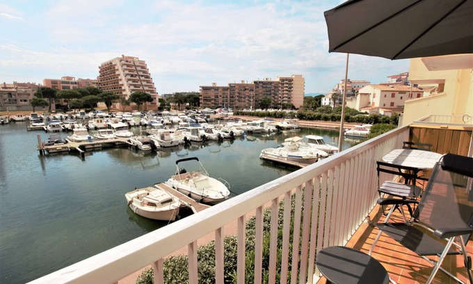 Le Port Apartment | Apartment with marina view