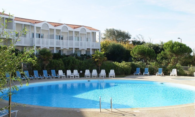 Fouras Apartment | Apartment with a view on the pool or see near Fort Boyard