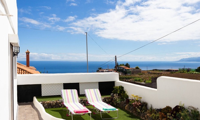 La Guancha Apartment | Apartment with private terrace in villa, beautiful sea and mountain view
