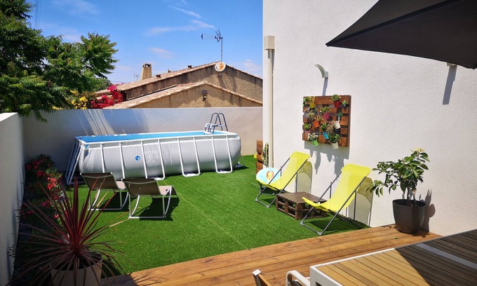 Rognac Apartment | Apartment with swimming pool, garden and air conditioning