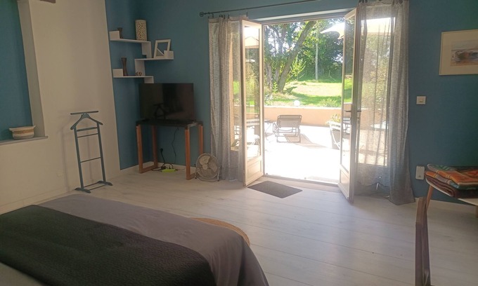 Pouzy-Mesangy Apartment | Apartment with terrace in the Bourbonnais countryside