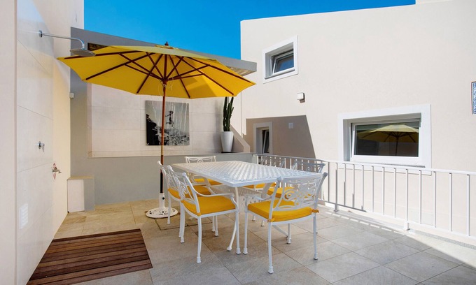 Atalaia House | Apartment 'Zeca Holidays Atalaia Waterfall' with Balcony and Wi-Fi