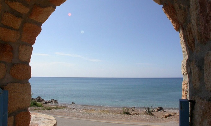 Trifylia Apartment | Apartments for 4 -5 people/romantic palm garden - right on the sea