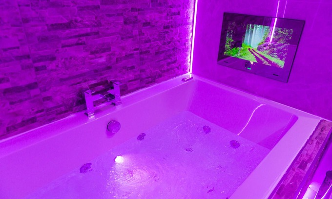 Bradford Apartment | Aphrodite Suites - Imperial Suite Double JET BATH