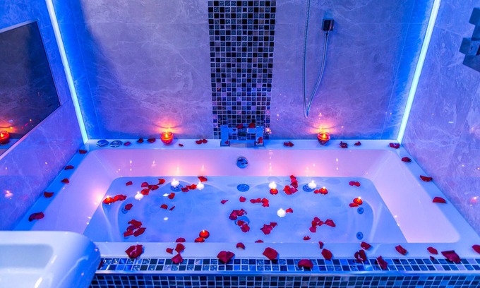 Bradford Apartment | Aphrodite suites The Royal Spa Suite JET SPA BATH