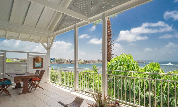 L'Autre-Bord Apartment | Appartement Côté Plage with nice views of Moule Bay walking distance to beach