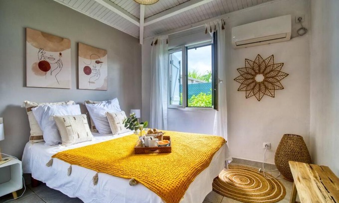 Lamentin Apartment | Appartement Domi Caraïbes confortable avec une piscine chauffée et sécurisée par un filet, une citerne tampon pour faire face aux coupures d'eau, accès Netflix