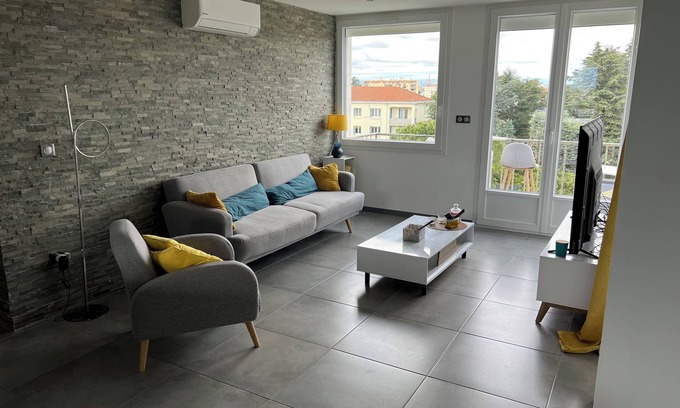 Romans-sur-Isere Apartment | Appartement Lumineux Avec vue sur la Montagne