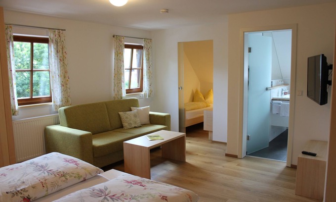Busterbach Apartment | Appartement mit großzügigem Vier-Bett-Zimmer, TV