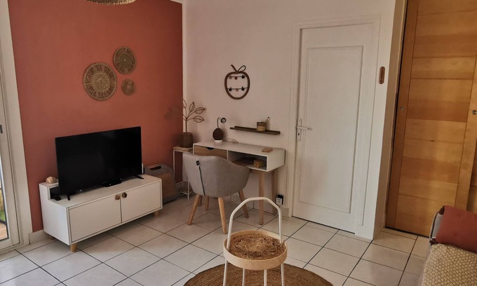 Golfe Juan Apartment | Appartement T2 Classé 3 Central, à 5 mn du Port, des Plages. Chiens Acceptés