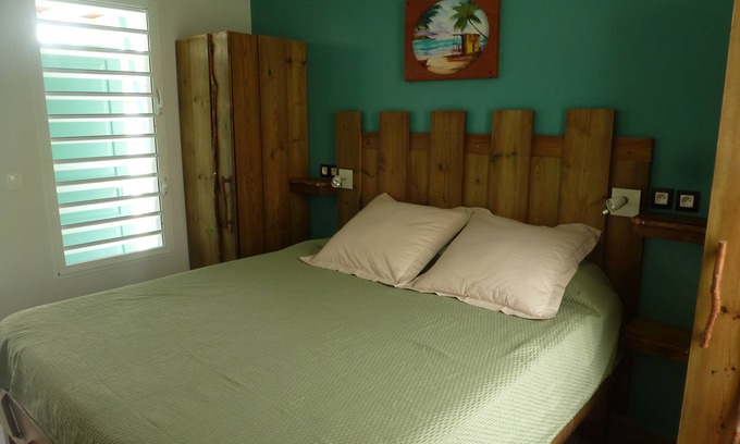 Rifflet Apartment | Appartement Tortue Caret-Apartment-Ensuite with Bath