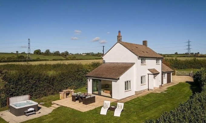 Shepton Mallet Cottage | Apple Cottage - sleeps 4 guests in 0 bedrooms