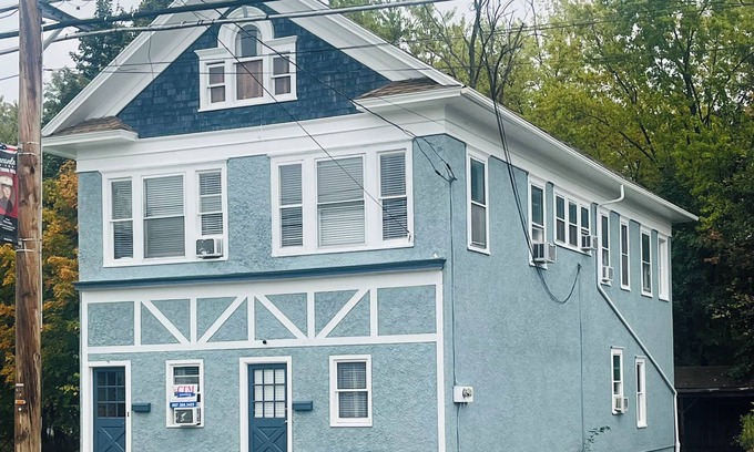 West End Apartment | Are you looking for the best place to stay? You found it!