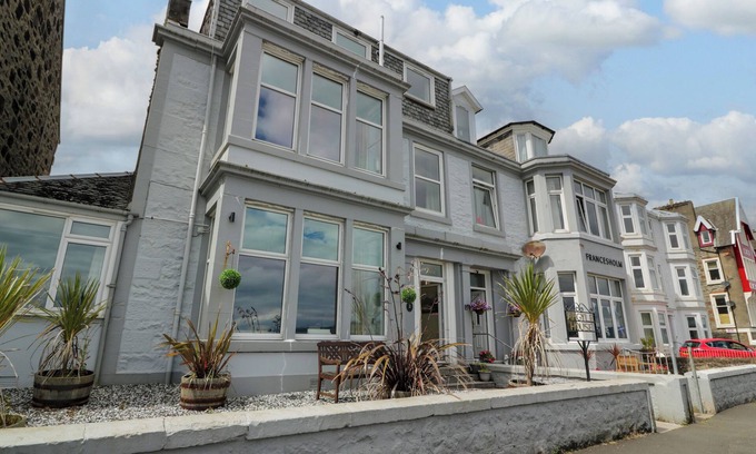 Rothesay Cottage | ARGYLE HOUSE, pet friendly, with hot tub in Rothesay, Isle Of Bute